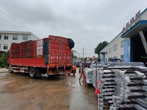 2020年7月15日上午鋁合金百葉窗產(chǎn)品裝車發(fā)貨！