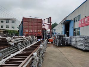 金用護(hù)欄2020年7月17日下午鋅鋼玻璃護(hù)欄產(chǎn)品裝車發(fā)貨！