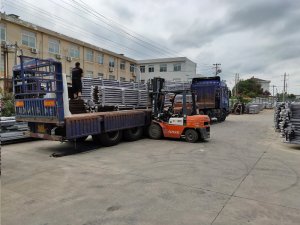 金用護(hù)欄2020年7月23日鋁合金百葉窗裝車發(fā)貨！