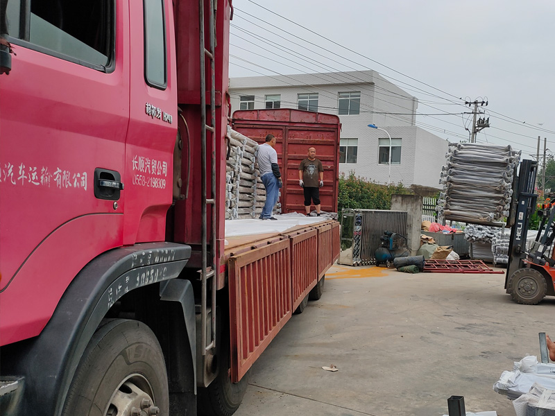 金用護(hù)欄2020年7月26日陽臺(tái)玻璃護(hù)欄裝車發(fā)貨！