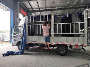 金用護(hù)欄2020年7月27日鋁合金百葉窗裝車發(fā)貨！