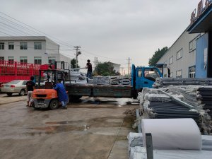 金用護欄2020年7月28日鋅鋼玻璃護欄裝車發(fā)貨！