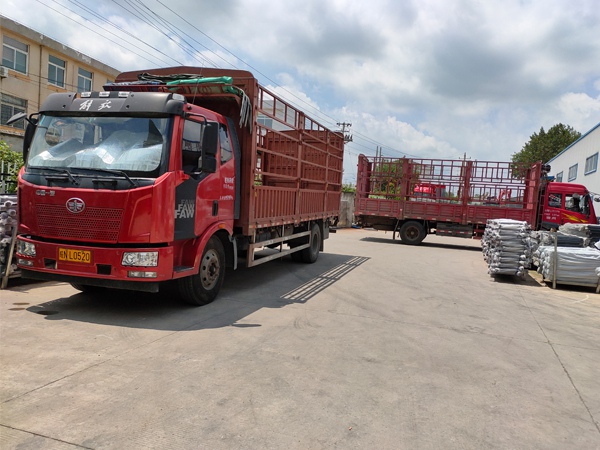 金用護(hù)欄2020年8月4日鋁合金百葉窗裝車發(fā)貨！