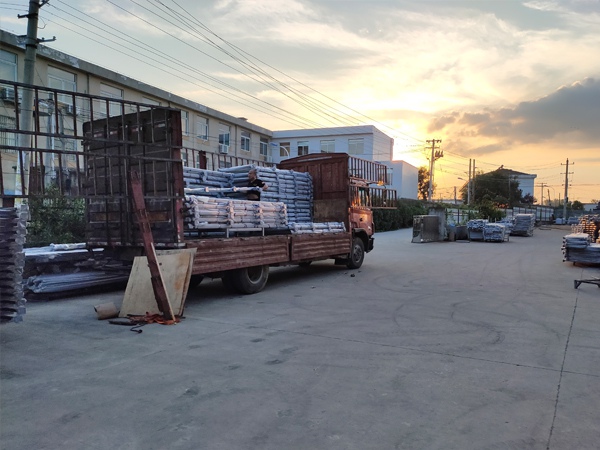 金用護(hù)欄2020年8月4日鋅鋼陽臺玻璃護(hù)欄裝車發(fā)貨！