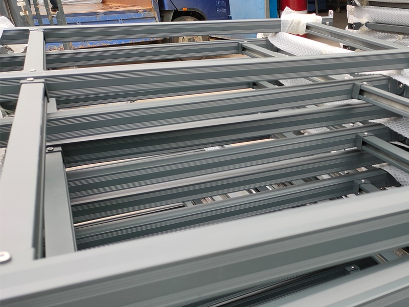 金用護(hù)欄2020年8月12日鋁合金玻璃護(hù)欄裝車發(fā)貨！