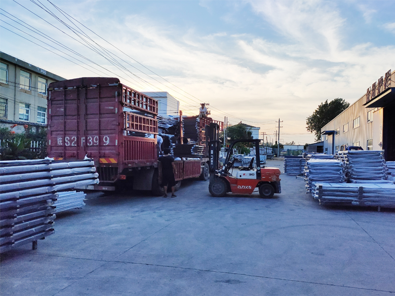 金用護(hù)欄2020年8月16日鋅鋼陽臺護(hù)欄裝車發(fā)貨！