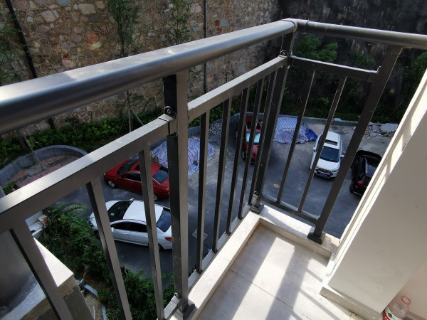 陽(yáng)臺(tái)護(hù)欄特點(diǎn)