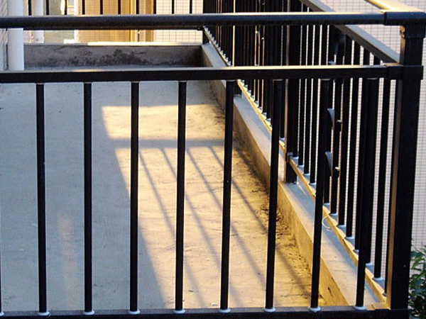 陽(yáng)臺(tái)護(hù)欄保養(yǎng)維護(hù)方法