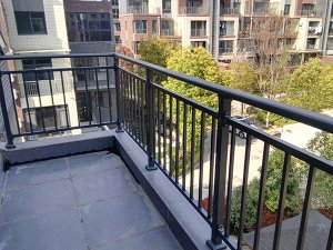 鋅鋼陽臺(tái)護(hù)欄廠家怎么選，這三點(diǎn)很重要！