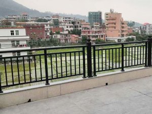 為什么建議大家選鋅鋼陽臺護(hù)欄而不選鐵藝或不銹鋼，原因在這里！