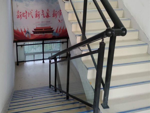 定制建筑工程樓梯扶手，從這兩款中選擇省心又省錢！