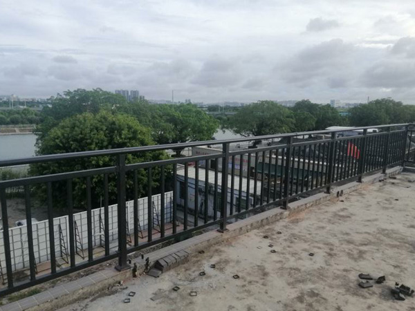 推薦2款陽臺(tái)護(hù)欄，定制價(jià)格不到60元一米！