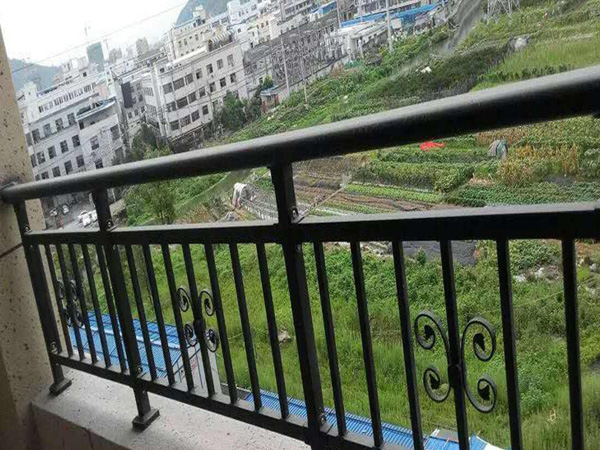 什么材料做的陽臺護欄價格便宜又安全耐用？80%采購人員都選它！