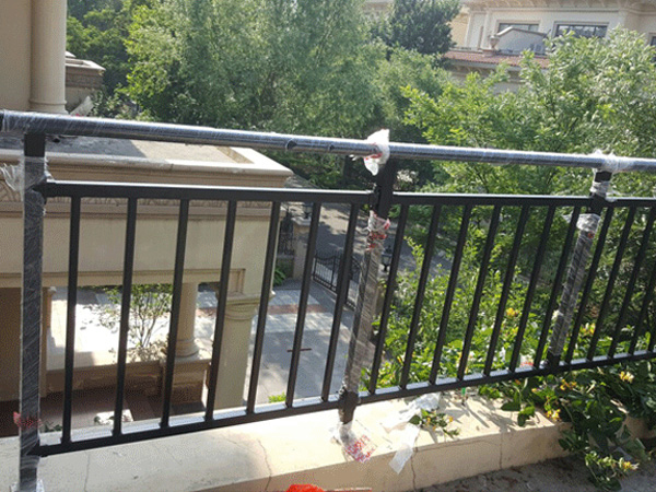 哪種陽臺護欄最適合小區(qū)樓盤上使用？這種材質最合適！