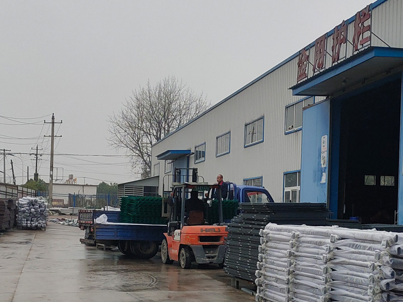 金用護欄2020年11月26日上午鋅鋼綠化護欄發(fā)貨！