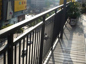 鋅鋼護(hù)欄好還是不銹鋼護(hù)欄好？