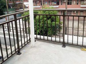 陽臺護(hù)欄用什么材料好？