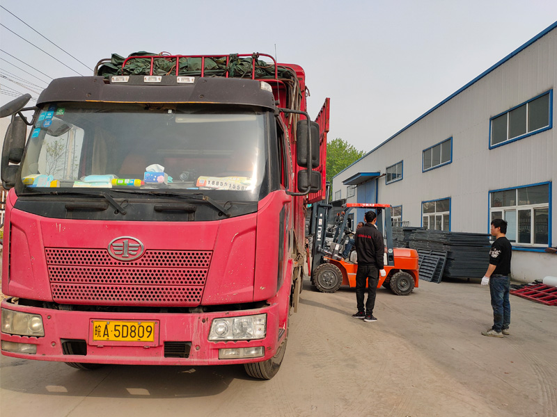 金用護欄2021年4月16日第一車百葉窗發(fā)貨！