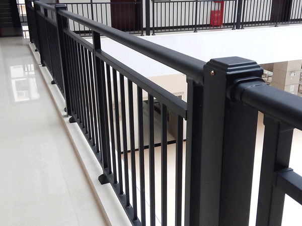 快速辨別鋅鋼護欄質(zhì)量好壞的兩個方法