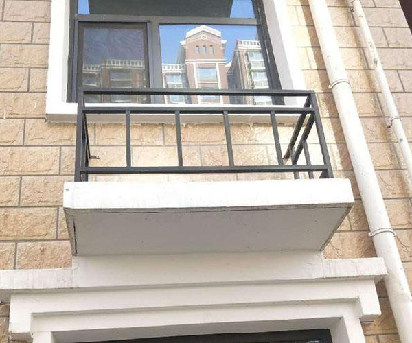 空調(diào)護(hù)欄有哪些材質(zhì)？