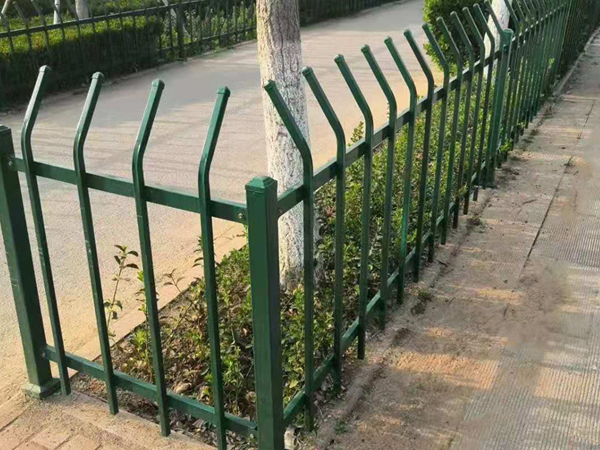 綠化護(hù)欄廠家怎么選擇？