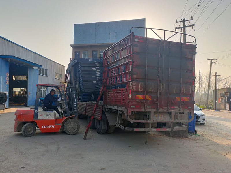 金用護(hù)欄2021年12月4日鋅鋼百葉窗裝車發(fā)貨！