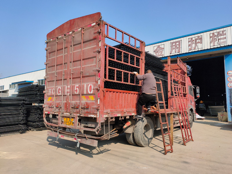 金用護(hù)欄2021年12月9日鋅鋼圍墻護(hù)欄裝車發(fā)貨！