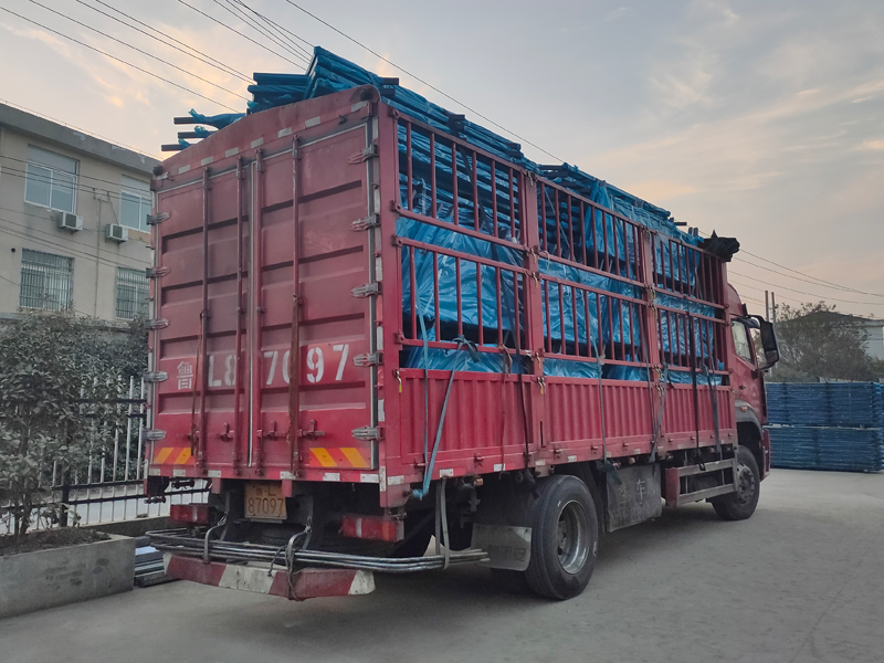 金用護(hù)欄2021年12月23日鋅鋼樓梯欄桿裝車發(fā)貨！