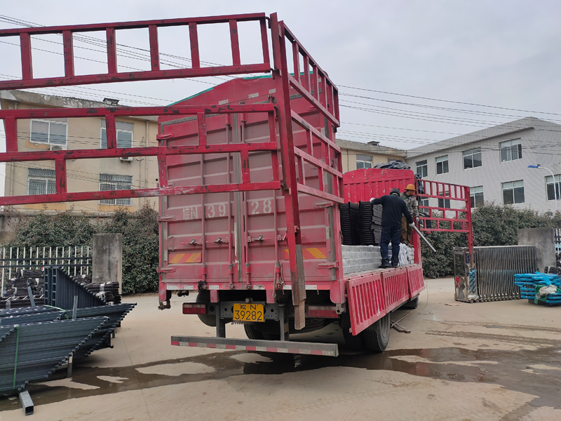  金用護(hù)欄2022年1月18日鋅鋼飄窗欄桿裝車發(fā)貨！