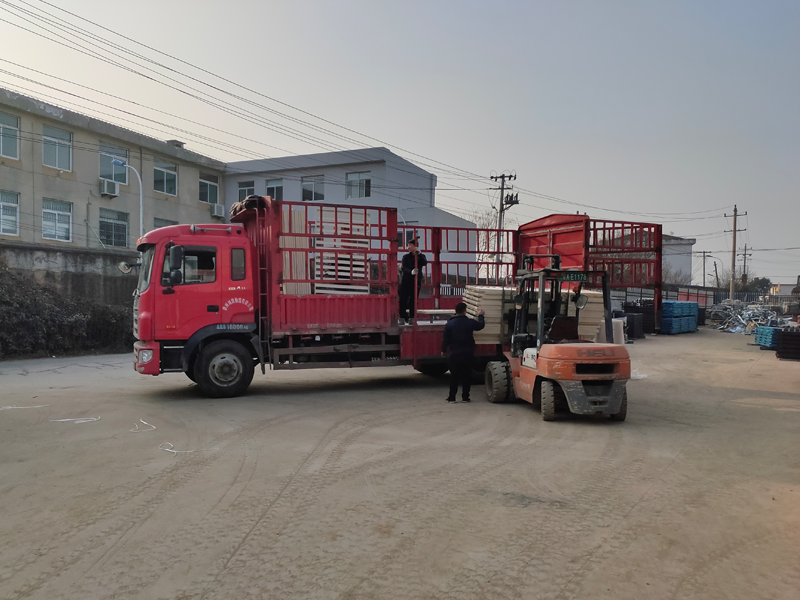 金用護(hù)欄2022年1月19日鋅鋼百葉窗裝車發(fā)貨！