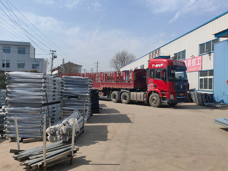 金用護(hù)欄2022年3月11日鋅鋼百葉窗裝車(chē)發(fā)貨！