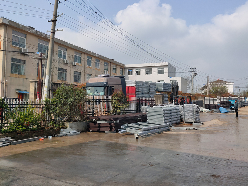 金用護(hù)欄2022年3月23日鋅鋼玻璃欄桿裝車發(fā)貨！