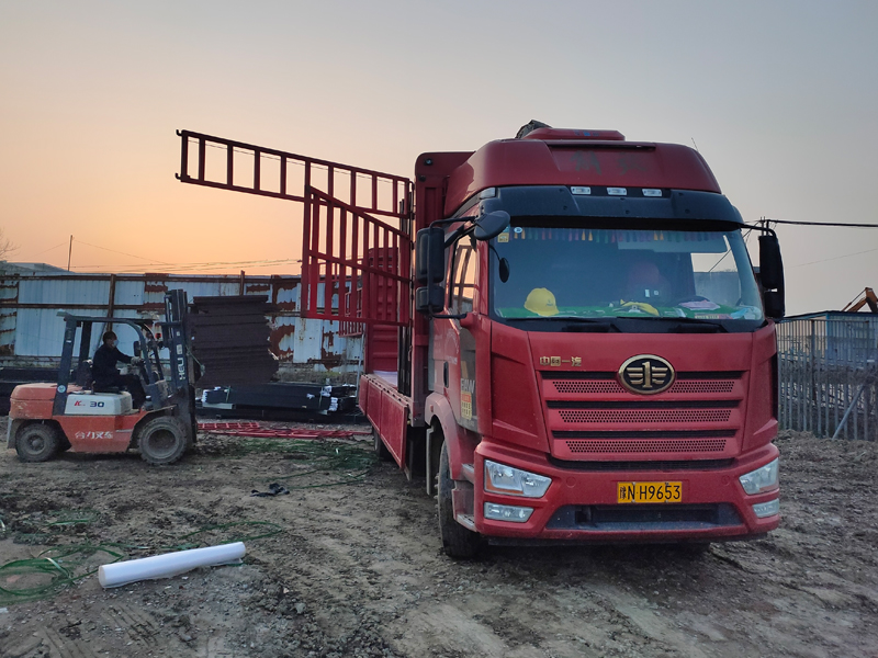 金用護(hù)欄2022年3月30日鋅鋼百葉窗裝車發(fā)貨！