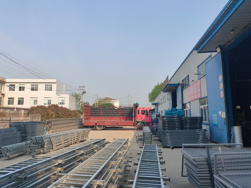 金用護(hù)欄2022年4月12日鋅鋼百葉窗裝車發(fā)貨！