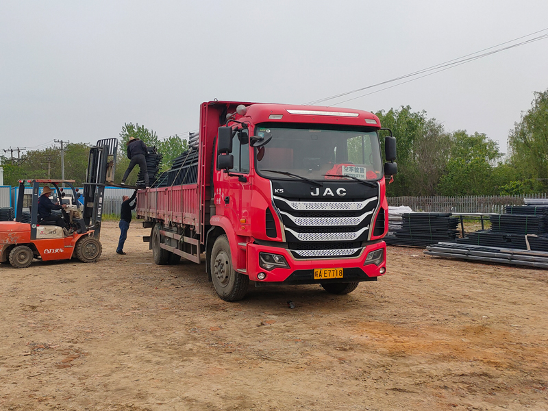 金用護(hù)欄2022年4月16日鋅鋼連廊欄桿裝車發(fā)貨！