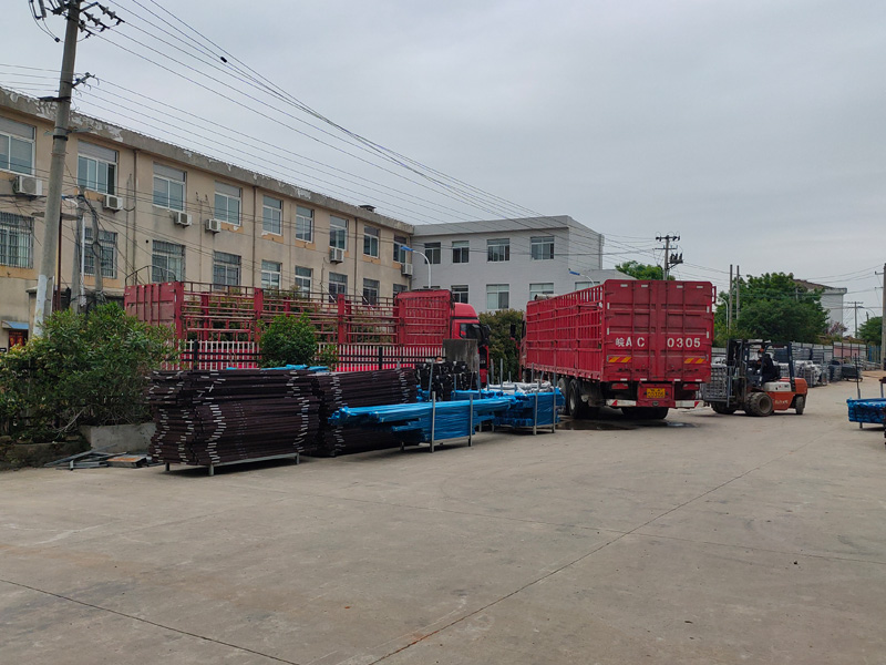 金用護欄2022年5月6日鋅鋼連廊欄桿裝車發(fā)貨！