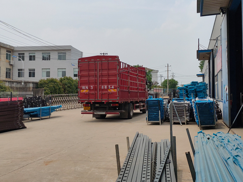 金用護欄2022年5月12日鋅鋼百葉窗裝車發(fā)貨！