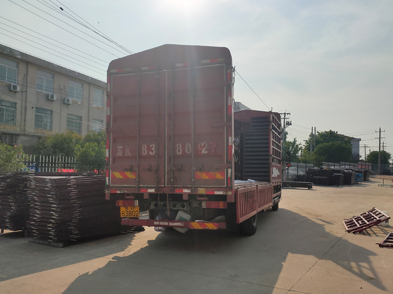 金用護(hù)欄2022年5月13日鋅鋼百葉窗裝車發(fā)貨！