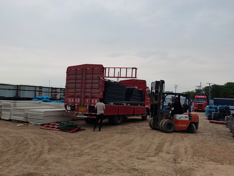 金用護(hù)欄2022年5月14日鋅鋼圍墻護(hù)欄裝車發(fā)貨！