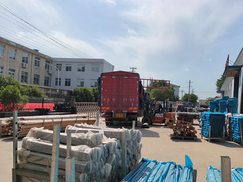 金用護(hù)欄2022年6月13日鋅鋼百葉窗裝車發(fā)貨！