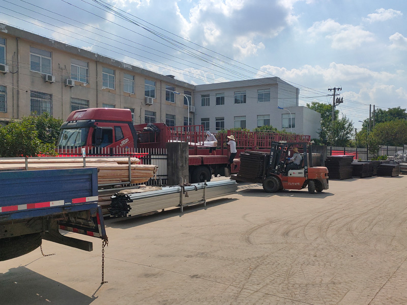 金用護(hù)欄2022年6月16日鋅鋼百葉窗裝車發(fā)貨！