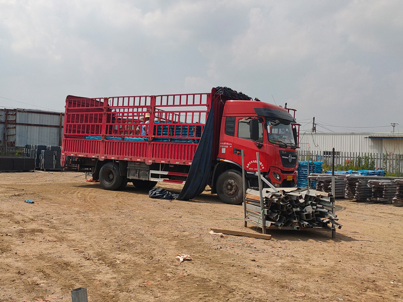 金用護(hù)欄2022年6月17日鋅鋼陽(yáng)臺(tái)欄桿裝車發(fā)貨！