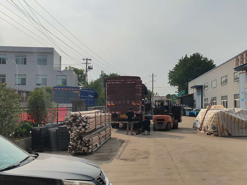 金用護欄2022年6月18日鋅鋼百葉窗裝車發(fā)貨！