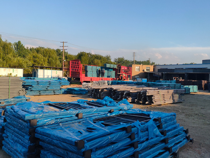 金用護(hù)欄2022年6月24日鋅鋼連廊護(hù)欄裝車發(fā)貨！