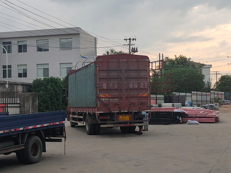 金用護(hù)欄2022年7月26日鋅鋼空調(diào)欄桿裝車(chē)發(fā)貨！