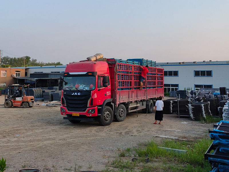 金用護欄2022年8月2日鋅鋼陽臺護欄裝車發(fā)貨！