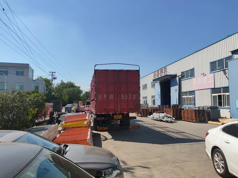 金用護欄2022年8月12日鋁合金百葉窗裝車發(fā)貨！