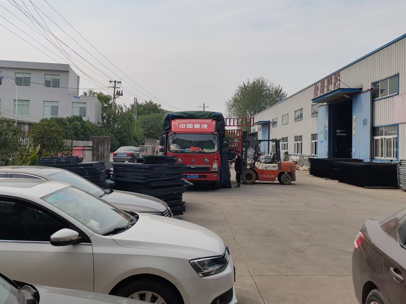 金用護(hù)欄2022年8月20日鋅鋼百葉窗裝車發(fā)貨！