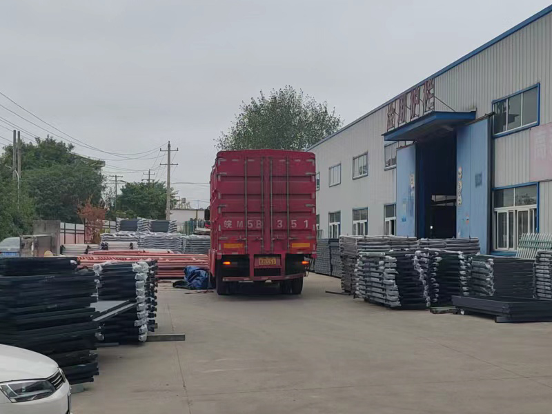 金用護(hù)欄2022年8月23日鋅鋼百葉窗裝車發(fā)貨！