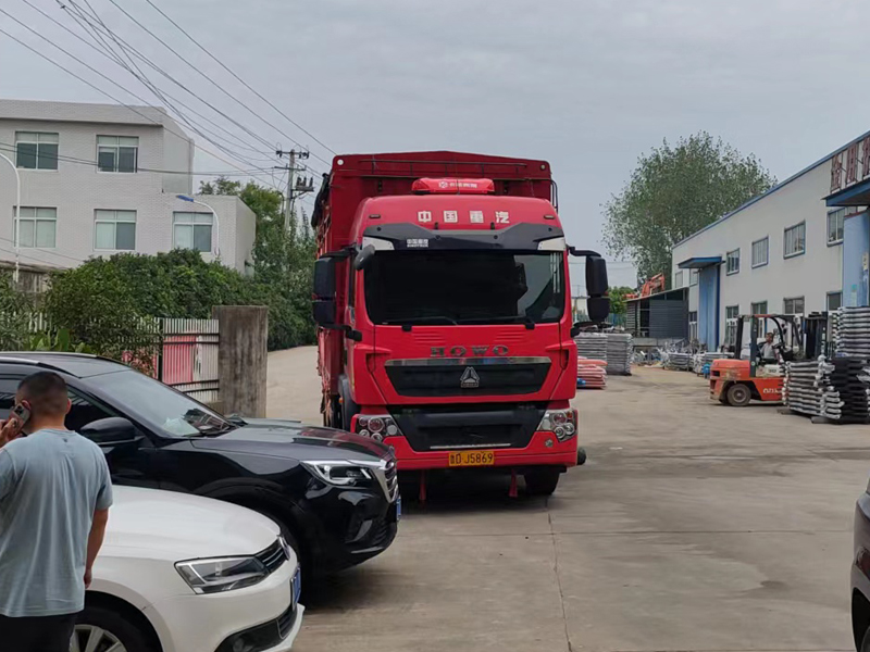 金用護(hù)欄2022年8月29日鋅鋼空調(diào)護(hù)欄裝車發(fā)貨！